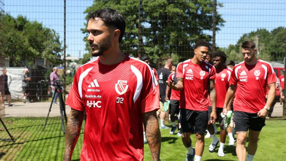 Fussball 2. Liga 2026/2027 FC Energie Cottbus - Trainingsauftakt: Die Mannschaft kommt zum Trainingsgelände.