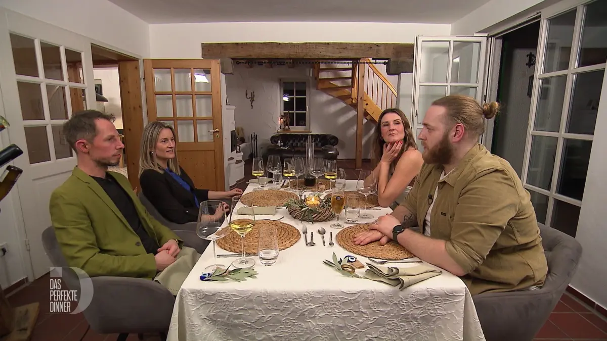 Daniel, Julia, Christina und Fabio (v. l.) zu Gast bei Serap.