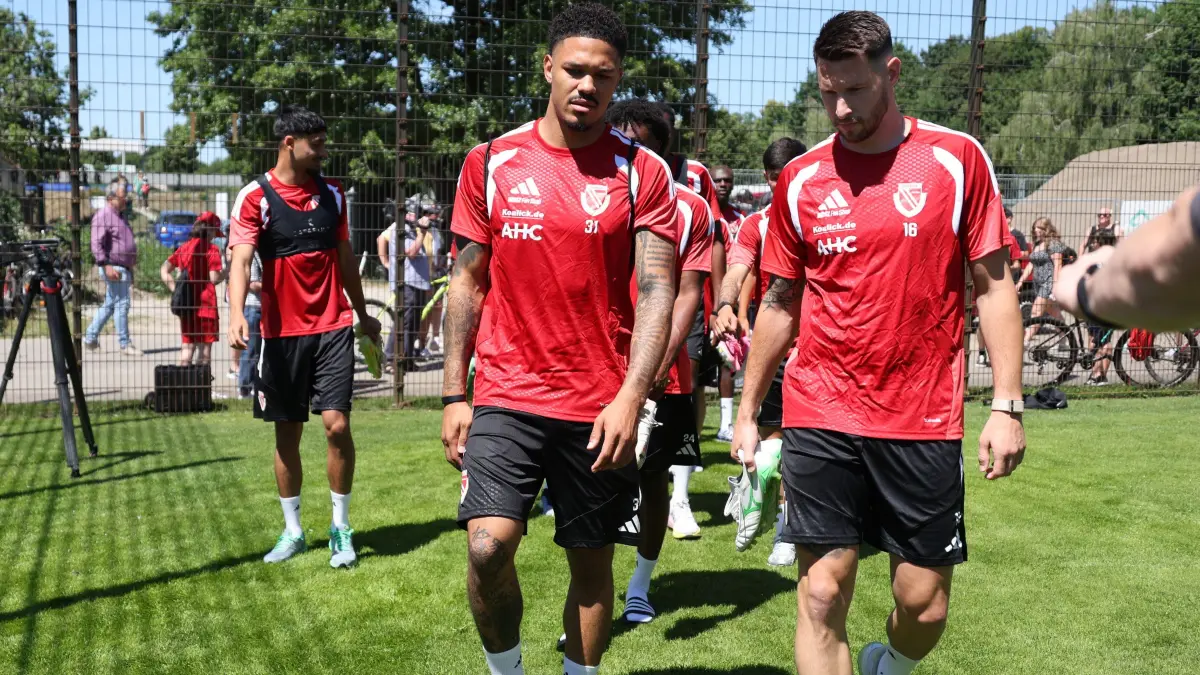 Fussball 2. Liga 2026/2027 FC Energie Cottbus - Trainingsauftakt: Die Mannschaft kommt zum Trainingsgelände.