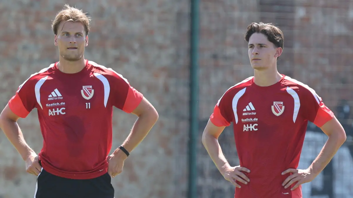 Fussball 2. Liga 2026/2027 FC Energie Cottbus - Trainingsauftakt: 32 Leonardo Bittencourt (Energie Cottbus, l.), 11 Moritz Hannemann (Energie Cottbus) und 16 Gianluca Pelzer (Energie Cottbus)