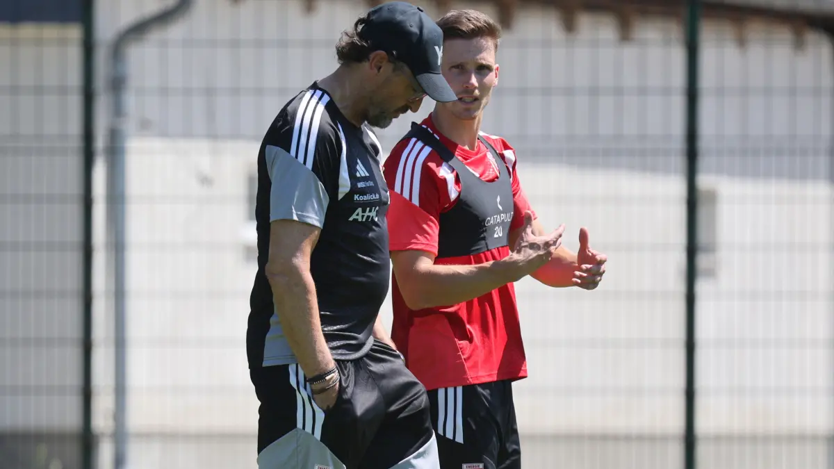 Fussball 2. Liga 2026/2027 FC Energie Cottbus - Trainingsauftakt: Trainer Claus-Dieter Wollitz (Energie Cottbus, vorn) und 20 Axel Borgmann (Energie Cottbus)