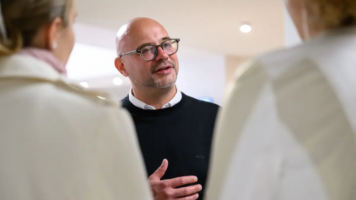 Axel Strasser, OB in Frankfurt (Oder), steht wegen einer Enertrag-Spende in der Kritik. Der Fall verweist auf ein Problem, von dem speziell Parteilose betroffen sind. (Archivbild)
