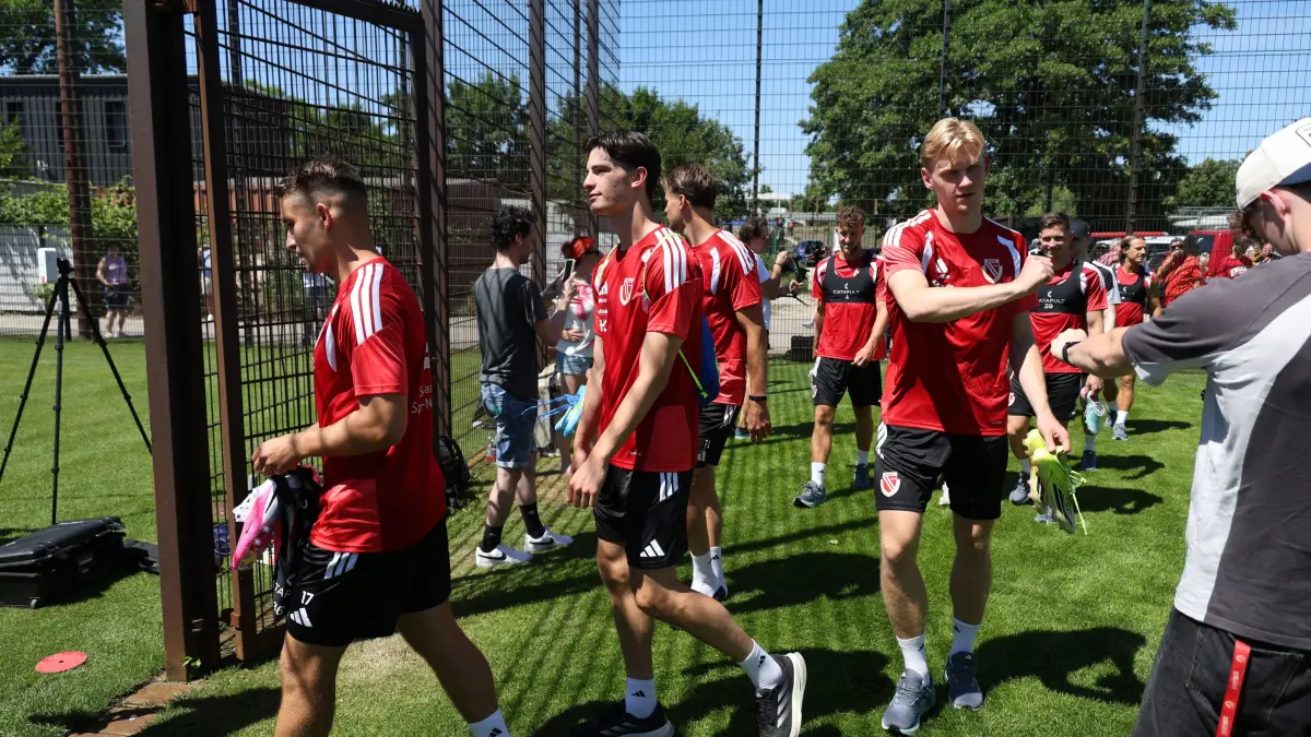 Fussball 2. Liga 2026/2027 FC Energie Cottbus - Trainingsauftakt: Die Mannschaft kommt zum Trainingsgelände.