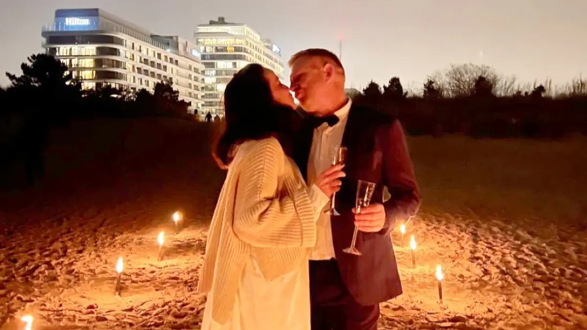 So romantisch war der Antrag von Ronny Erdmann in Swinemünde: Der Manager des SV Zehdenick hatte seine Franzi gefragt, ob sie ihn heiraten wolle. Nun ist es soweit. Die Hochzeit ist am 26.06.26.