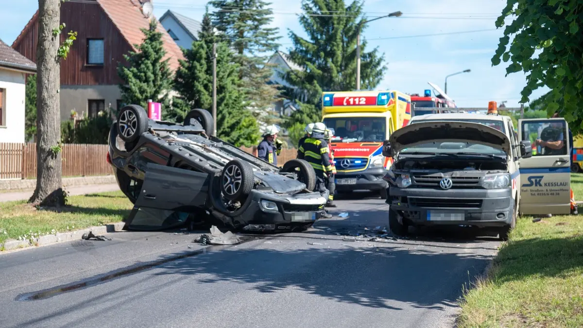 Unfall in Rehfelde: Ein Dacia ist auf der Zinndorfer Straße in eine Baustelle gekracht.