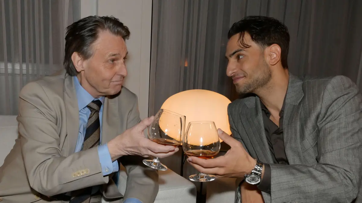 Nihat (Timur Ülker, r.) freut sich über eine private Einladung von Jo Gerner (Wolfgang Bahro).