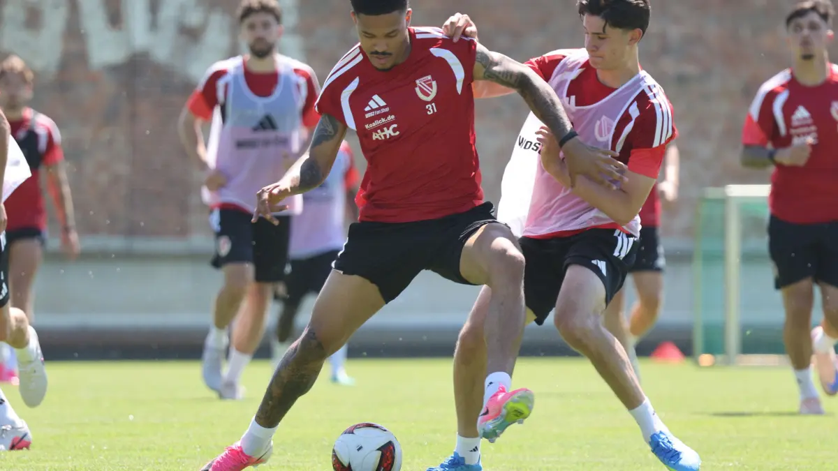 Fussball 2. Liga 2026/2027 FC Energie Cottbus - Trainingsauftakt: 31 Justin Butler (Energie Cottbus) im Zweikampf mit 16 Gianluca Pelzer (Energie Cottbus, r.)