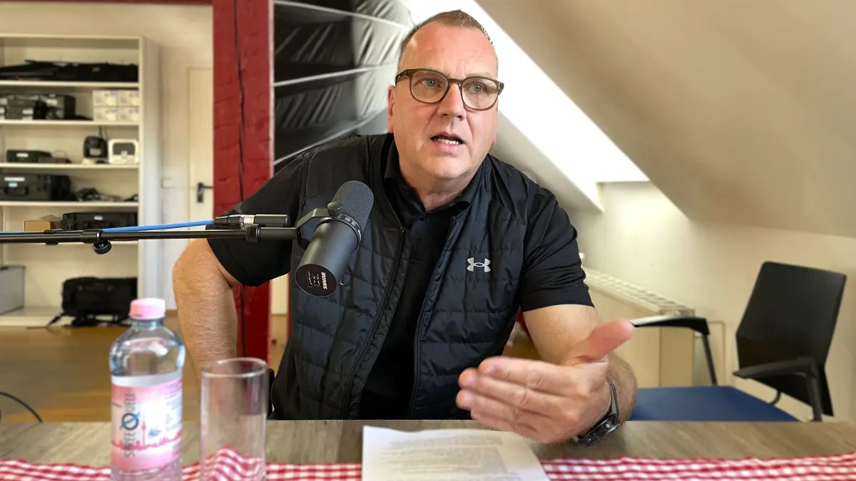 Olaf Mahr, Chef der "Hall of Meat" und "Meat Bringer" in Wildau, am 23.04.2026 im Podcast-Studio in Frankfurt/Oder.