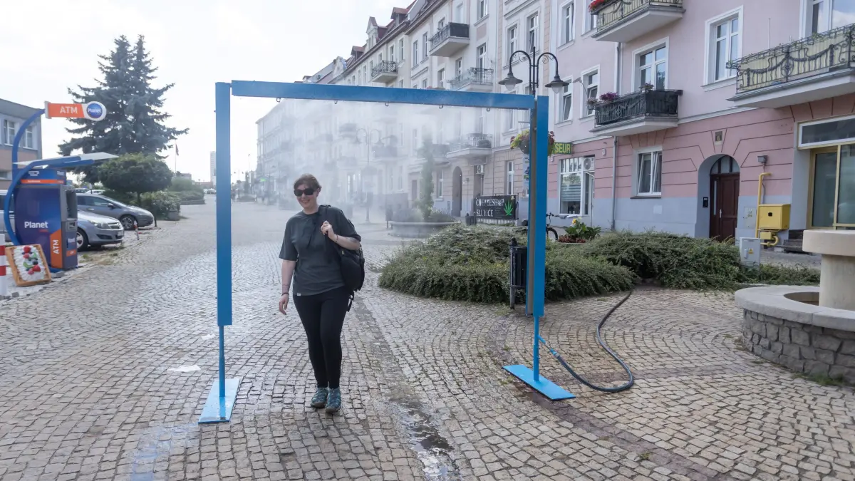 In Slubice sorgt wieder die Nebeldusche für etwas Erfrischung der Passanten.