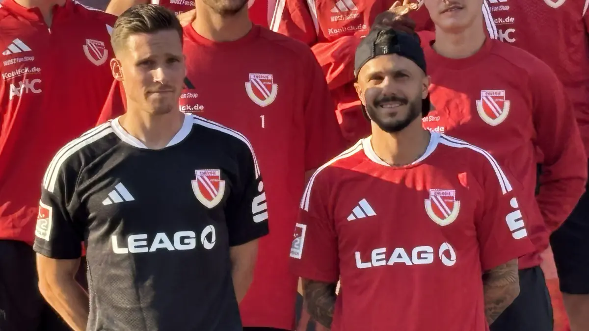 Kapitän Axel Borgmann (l.) und Leonardo Bittencourt präsentieren das neue Trikot von Energie Cottbus.