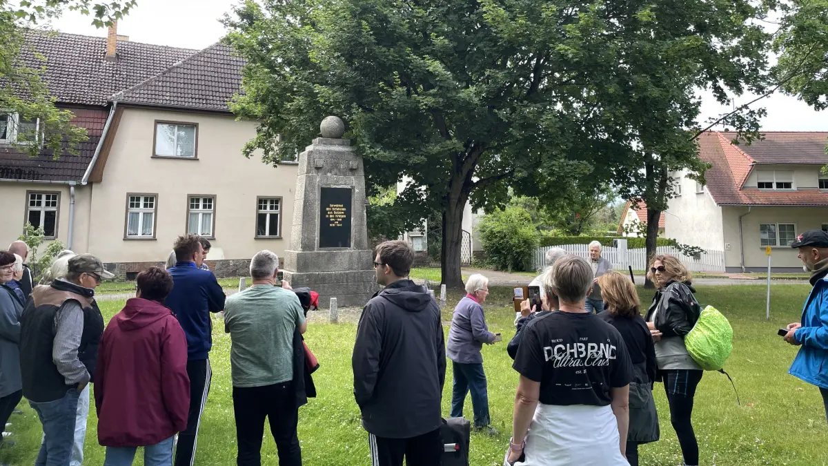 Denkmal am Pfarrhaus in Golzow: Aufgeaut nach dem 1. Weltkrieg mit Unterstützung des jüdischen Gutsbesitzers Heinrich Werthheimer, wurde es im Februar 2022 beim Sturm zerstört worden. Es war kürzlich Ziel der Kleinen Friedenssfahrt.