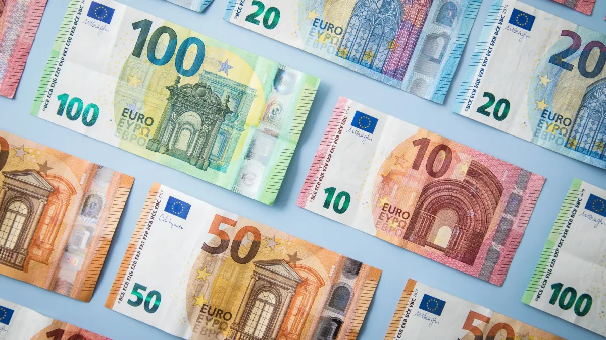 Geldscheine liegen auf einem Tisch: ILLUSTRATION - In diesem Jahr steigen zum 1. Juli die Pfändungsfreibeträge um rund zwei Prozent. (zu dpa: «Schuldner dürfen ab Juli mehr Geld für sich behalten») Foto: Christin Klose/dpa-mag - Honorarfrei nur für Bezieher des Dienstes dpa-Magazin +++ dpa-Magazin +++