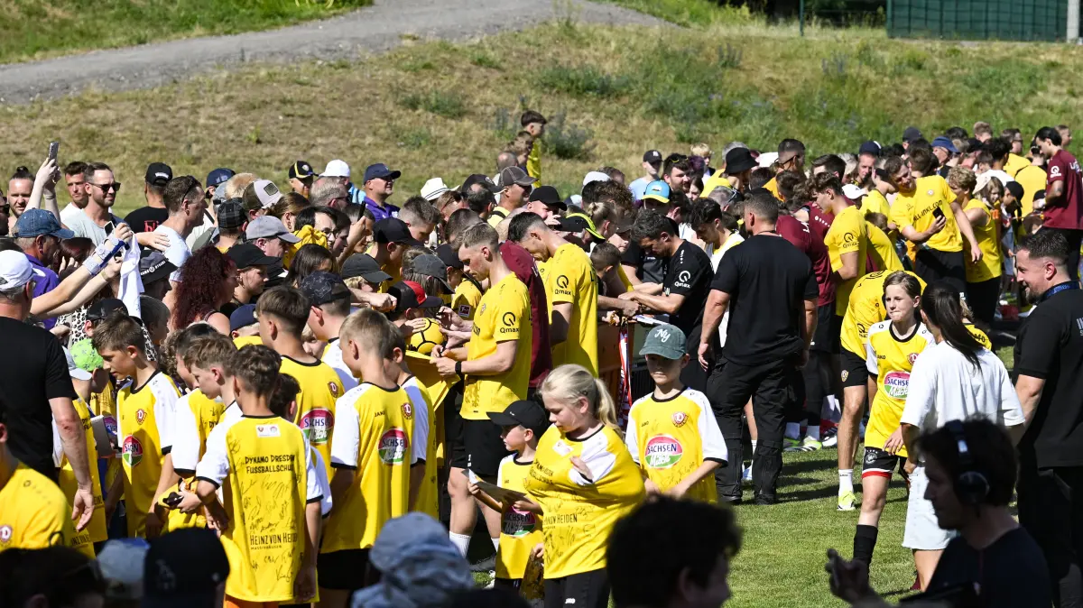 Trainingsauftakt bei Dynamo Dresden in Weinböhla: Vor 1350 Fans gab die SGD einen ersten Einblick in den Kader für die Saison 2026/27 in der 2. Fußball-Bundesliga.