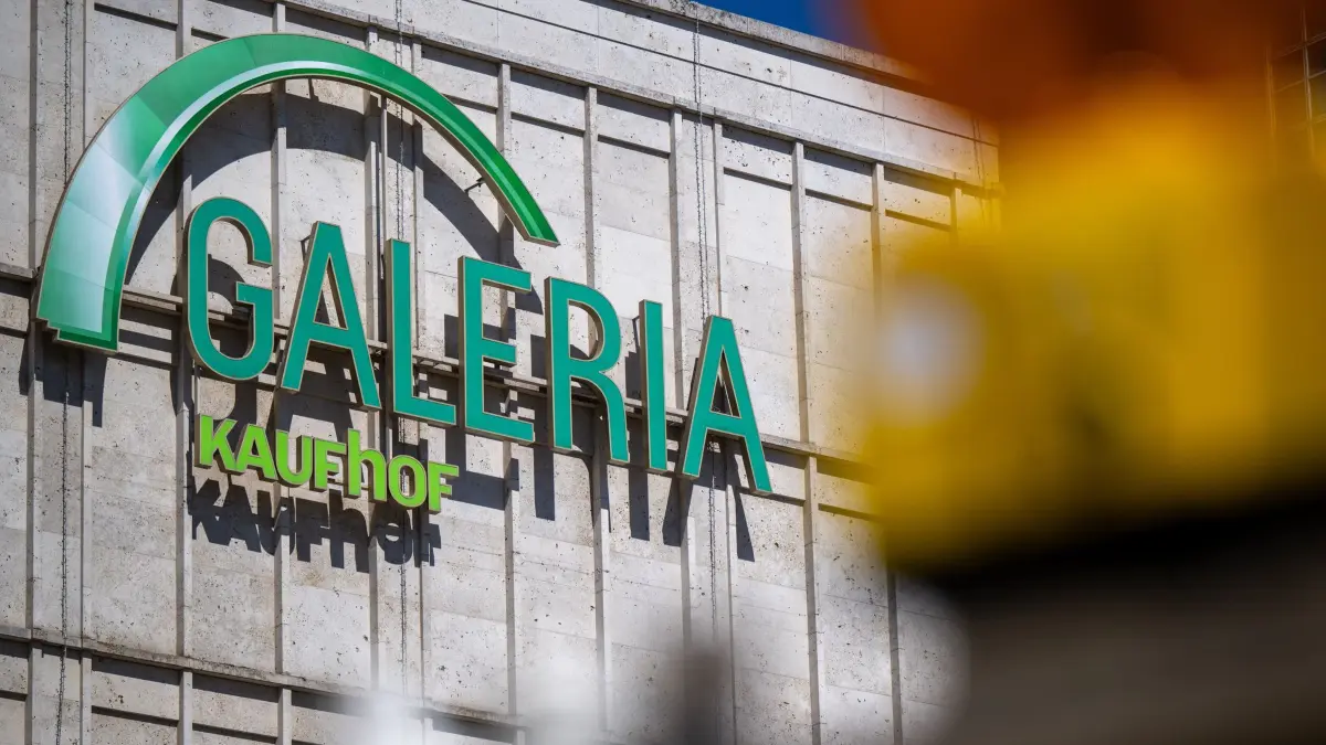 Galeria Kaufhof: ARCHIV - 13.05.2024, Berlin: Blick auf das Logo der Galeria Kaufhof am Kaufhaus am Alexanderplatz. (zu dpa: «Galeria erhält Millionenkredit für Sanierung») Foto: Monika Skolimowska/dpa +++ dpa-Bildfunk +++