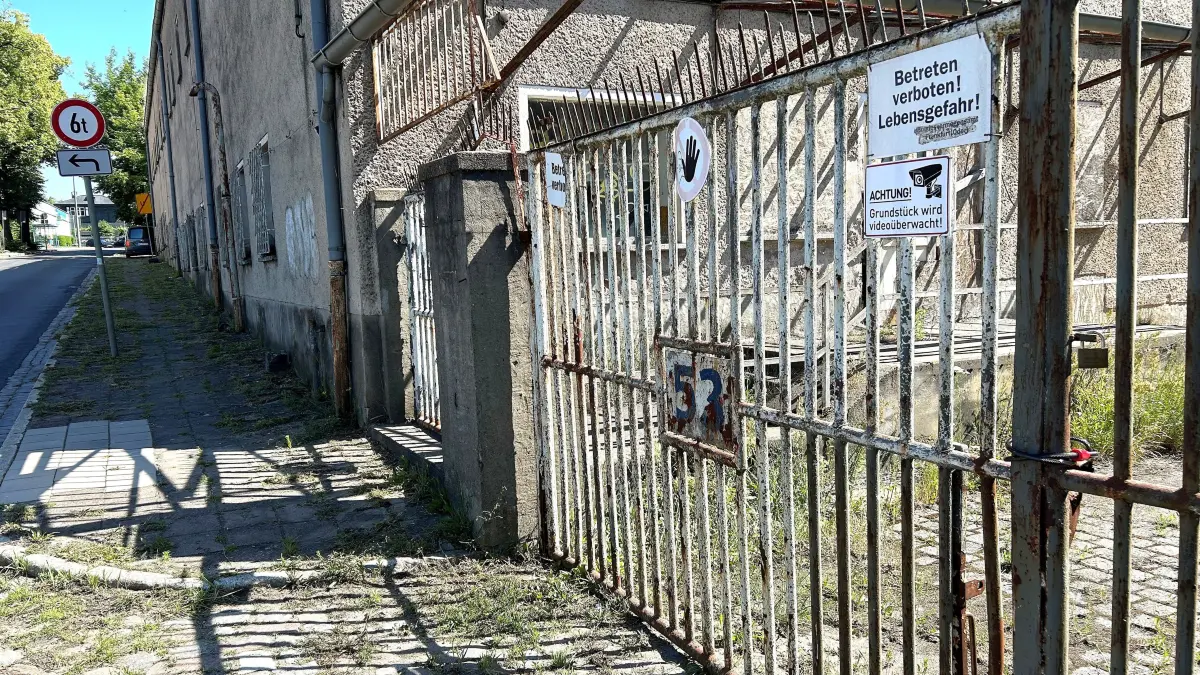Sperrzone in Eberswalde: Betreten verboten! Lebensgefahr! steht am Metallzaun, hinter dem das Grundstück an der Altenhofer Straße 53 liegt.