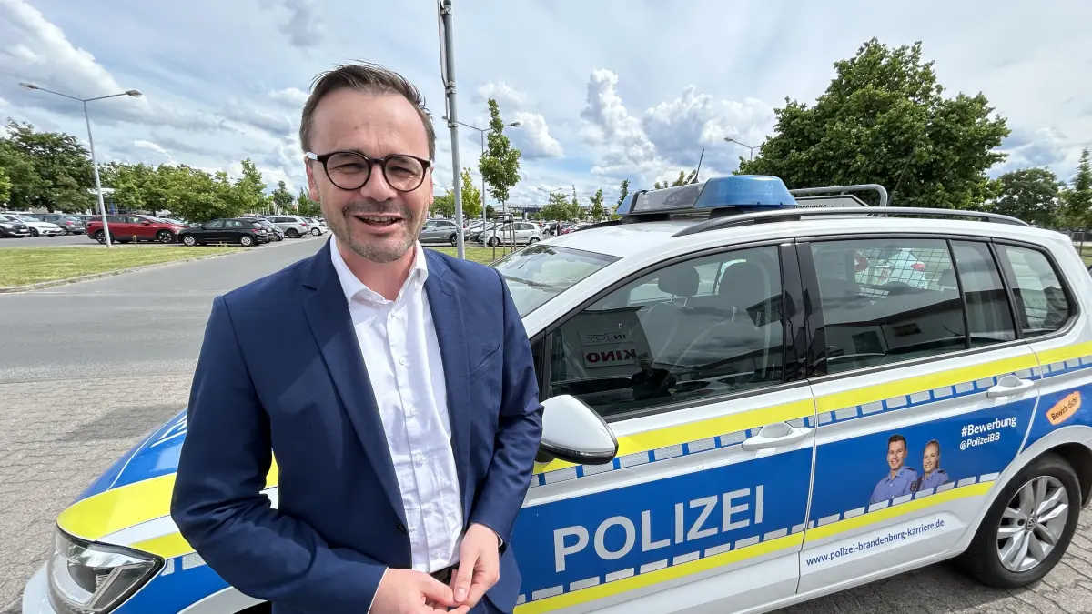 Der CDU-Politiker Jan Redmann sitzt seit 2024 als Abgeordneter für Neuruppin und Ostprignitz-Ruppin im Landtag. Seit 2026 ist er zudem Brandenburgs Innenminister. Bekommt er beide Ämter unter einen Hut?