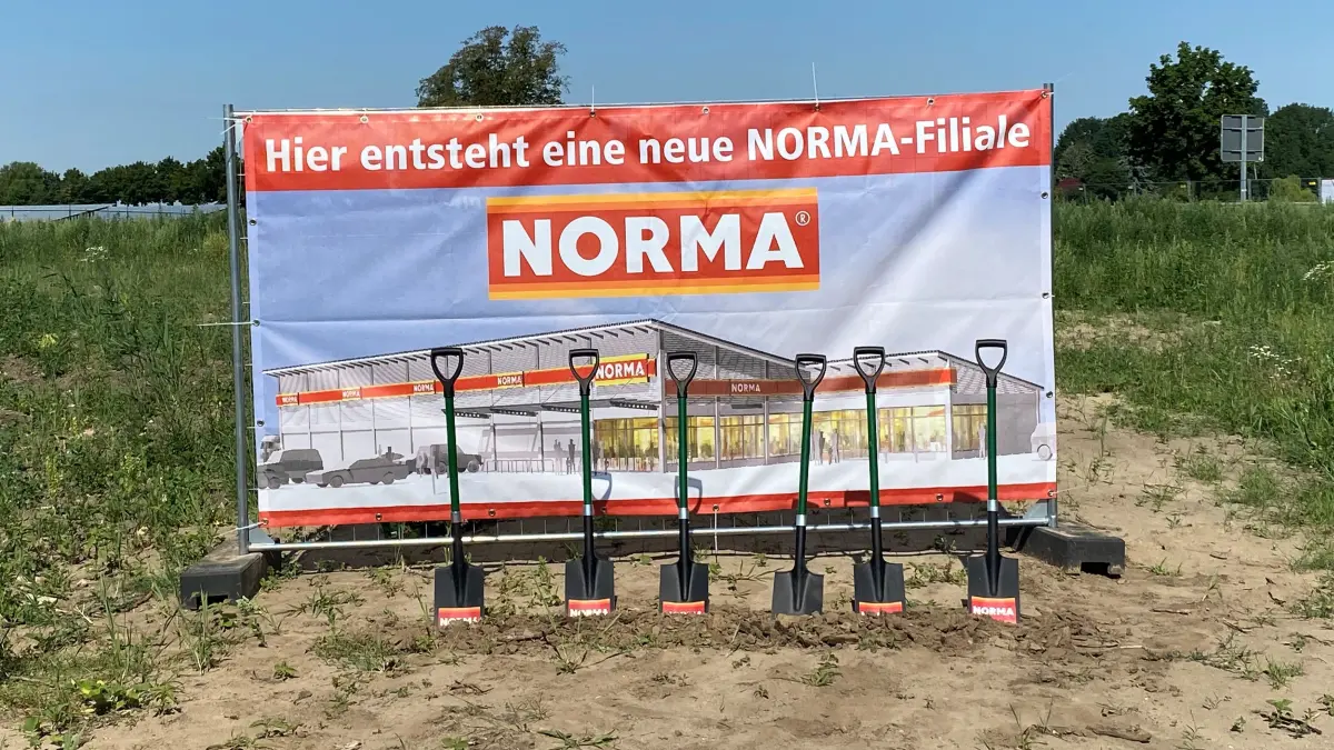 1. Spatenstich für den Norma-Markt in Manachnow am 25. Juni 2026