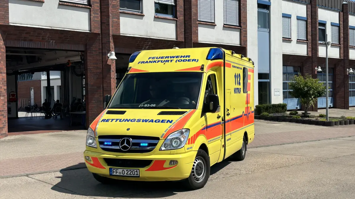Einsatz für den Rettungsdienst in Frankfurt (Oder): Auf Sanitäter, Feuerwehr und Katastrophenschutz kommt am Wochenende aufgrund der großen Hitze einiges zu.