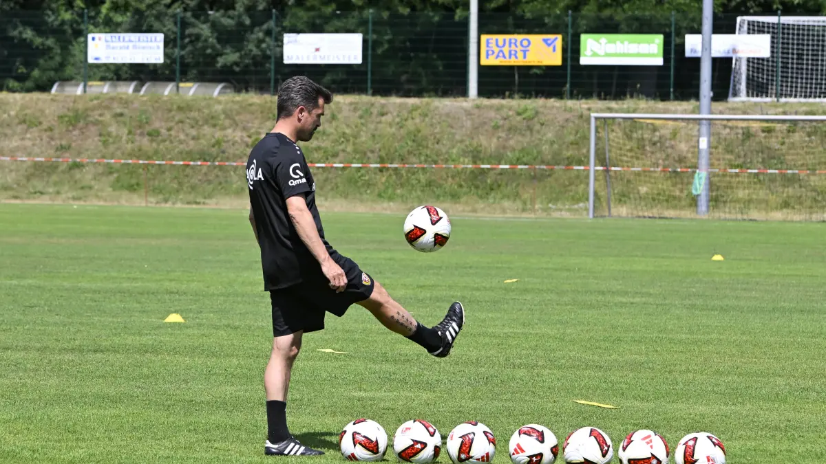 Trainingsauftakt bei Dynamo Dresden in Weinböhla: Vor 1350 Fans gab die SGD einen ersten Einblick in den Kader für die Saison 2026/27 in der 2. Fußball-Bundesliga.