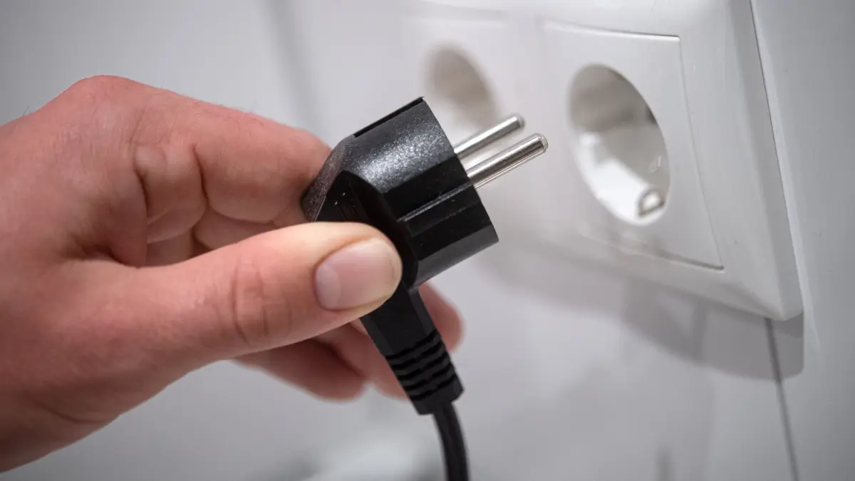 ARCHIV - 24.09.2020, Bremen: ILLUSTRATION - Ein Stecker wird in eine Steckdose gesteckt. (zu dpa: «Stromausfall legt Teile von Freiburg und Umgebung lahm») Foto: Sina Schuldt/dpa +++ dpa-Bildfunk +++