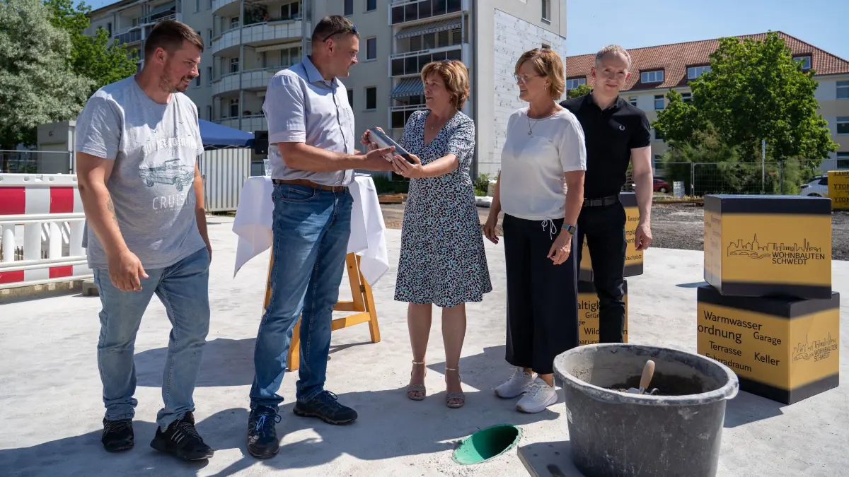 Grundsteinlegung Weiße Villen: Schwedt, 26.6.2026: Die Wohnbauten Schwedt luden zur Grundsteinlegung für das Bauprojekt Weiße Villen. Geschäftsführerin Maren nSchmidt übergibt die gefüllte Hülse an Projektleiter Ronny Lotzow, ebenfalls im Bild Matthias Ihle (links) und Bürgermeisterin Annekathrin Hoppe und Architekt Martin Wilke