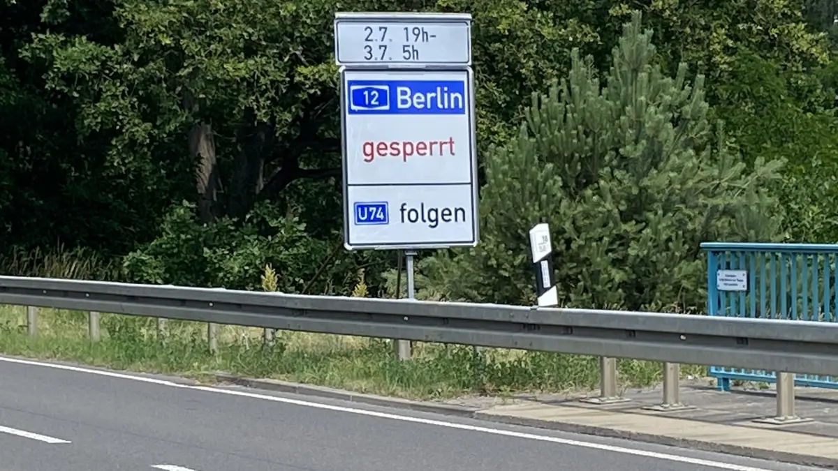 Sperrung der A12: Schilder in Briesen weisen auf die Umleitung hin.