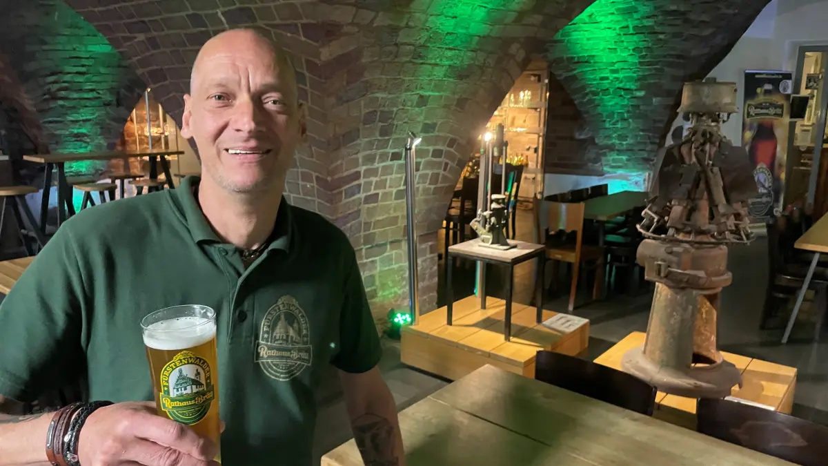 Kühles Bier in kühler Umgebung. Braumeister Oliver Wittkopf hat für viele ohnehin schon einen Traumjob, im Sommer punktet sein Arbeitsplatz auch noch mit niedrigeren Temperaturen.