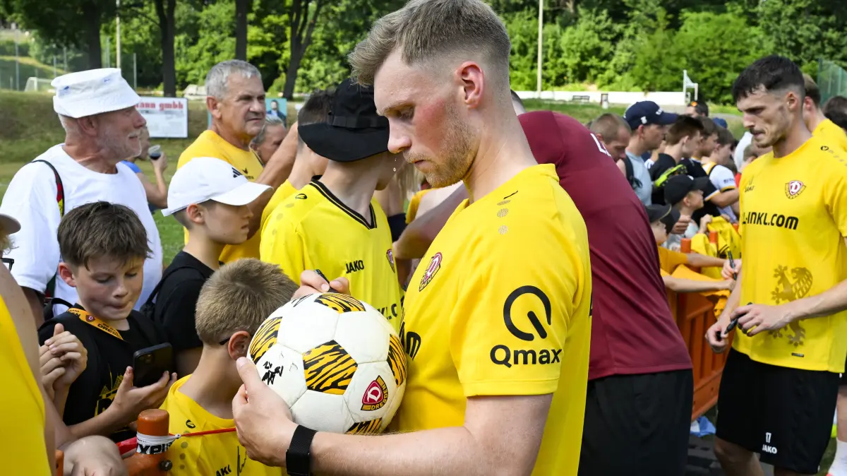Trainingsauftakt bei Dynamo Dresden in Weinböhla: Vor 1350 Fans gab die SGD einen ersten Einblick in den Kader für die Saison 2026/27 in der 2. Fußball-Bundesliga.