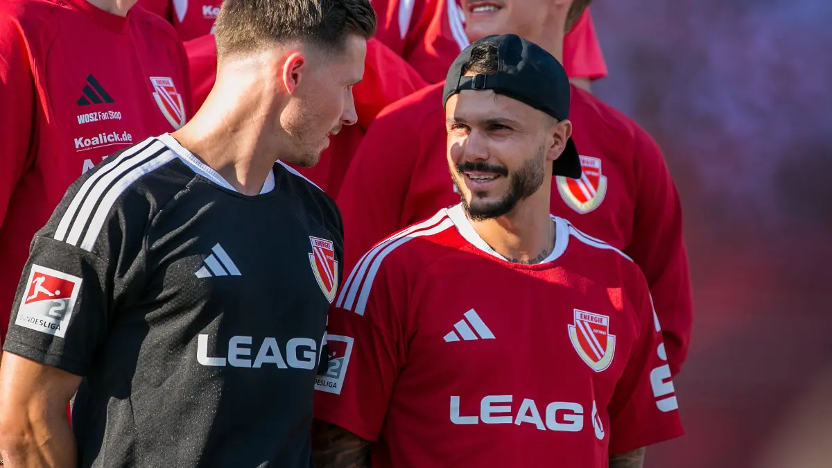 2. BL - 2026/2027 - FC Energie Cottbus: Cottbus, Deutschland 25. Juni 2026:
2. BL - 2026/2027 - FC Energie Cottbus -
Im Bild: Event - Saisonauftakt - Adidas Release und Teamvorstellung, v.l. Axel Borgmann (Energie Cottbus) und Leonardo Bittencourt (Energie Cottbus) präsentieren die neuen Trikots
DFL/DFB regulations prohibit any use of photographs as image sequences and/or quasi-video