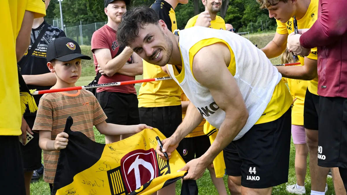 Trainingsauftakt bei Dynamo Dresden in Weinböhla: Vor 1350 Fans gab die SGD einen ersten Einblick in den Kader für die Saison 2026/27 in der 2. Fußball-Bundesliga.