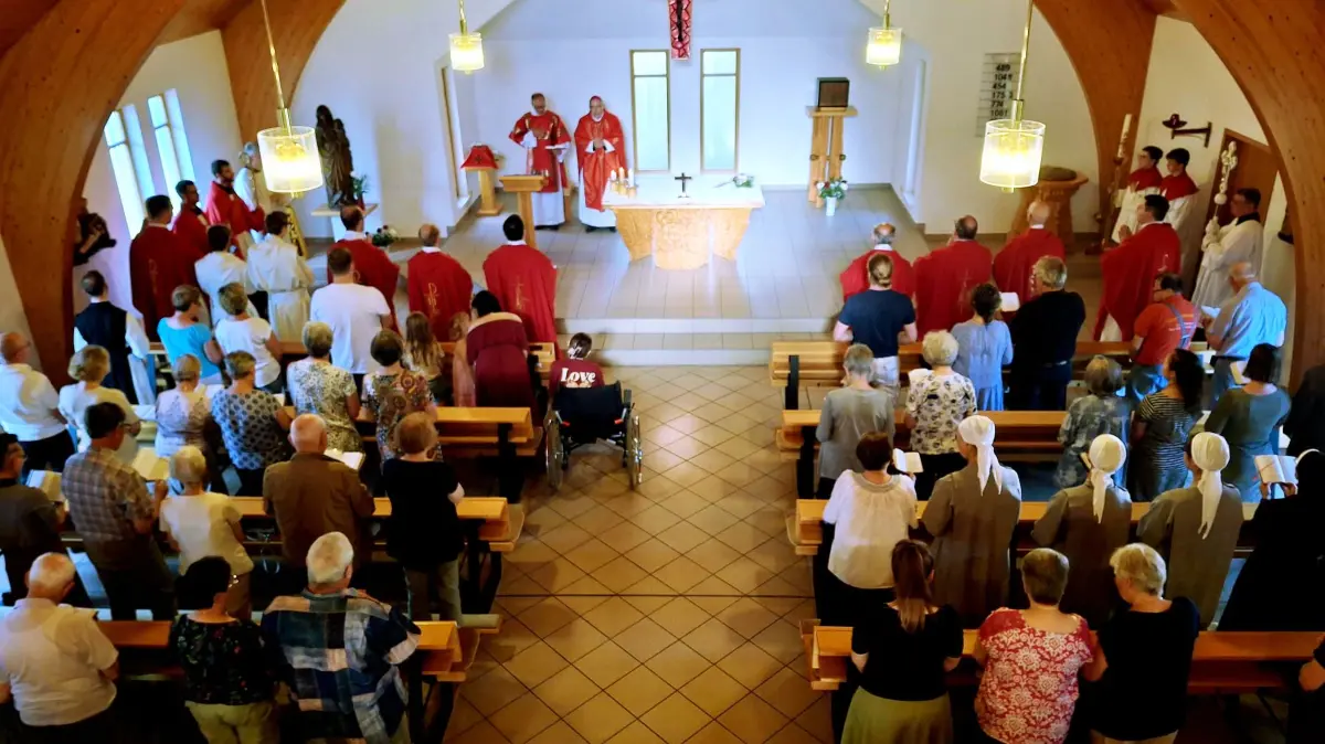Ein letztes Mal fand in der Kirche in Eisenhüttenstadt mit Bischof Ipold eine Messe statt. Das Gotteshaus wird profaniert. Was wird aus dem Gebäude?