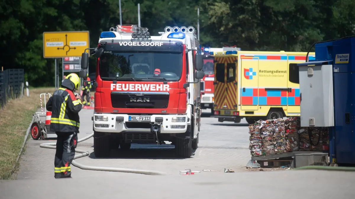 Brand bei Kaufland in Vogelsdorf: Die Feuerwehr bekämpft aktuell die Flammen.