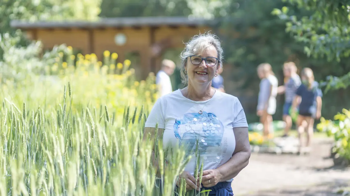 Frau Adolph von der evangelischen Grundschule im Bibelgarten der Schule. Hier findet sie in stressigen Phasen Ruhe und Besinnung. Die Schüler pflegen den Garten im Rahmen des Unterrichts.