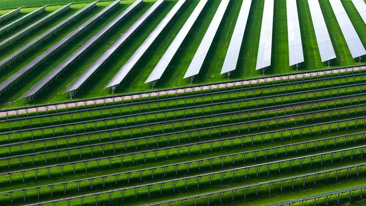 Photovoltaik-Anlagen: ARCHIV - 21.05.2026, Niedersachsen, Lemwerder: Photovoltaikanlagen stehen in Reihen auf einem Feld. (Luftaufnahme mit einer Drohne). (zu dpa: «Strompreise an der Börse verzeichnen Rekorde») Foto: Sina Schuldt/dpa +++ dpa-Bildfunk +++