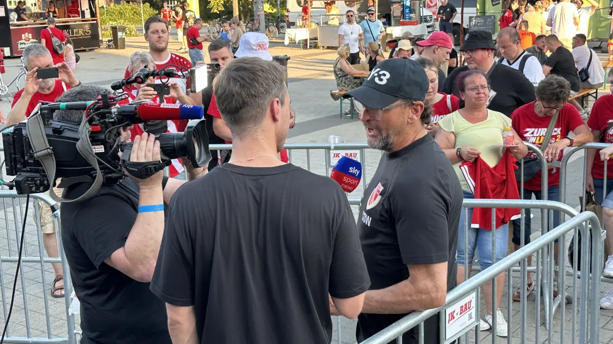Claus-Dieter Wollitz beim Sky-Interview