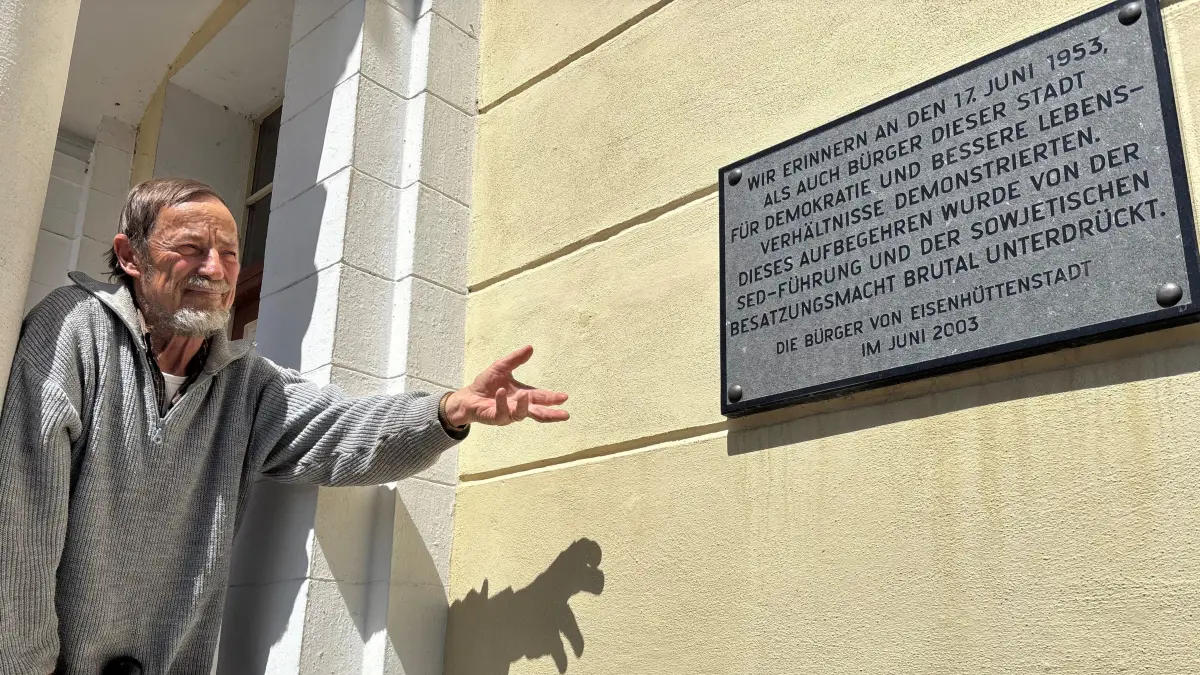 Günter Fromm an der Gendenktafel zum 17. Juni 1953 am Rathaus Fürstenberg
