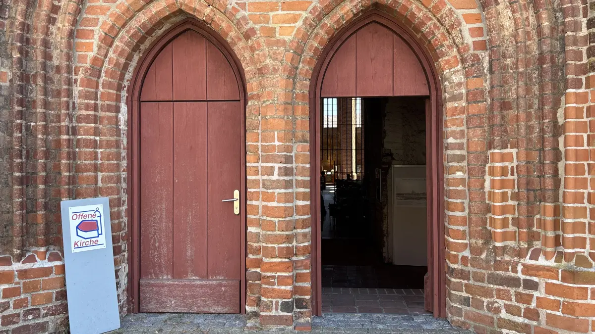 Die Marienkirche Beeskow öffnet nicht nur für Gottesdienste und Ausstellungsbesucher. Auch wer Abkühlung sucht, ist ausdrücklich eingeladen.