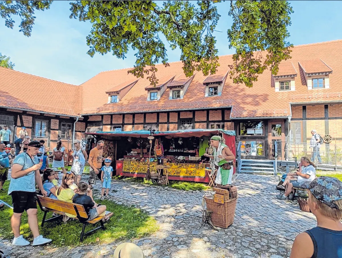 Am 4. und 5. Juli schlagen Handwerker und Händler, Ritter und Musiker, Gaukler und Feuerkünstler ihre Zelte auf der Burg Beeskow auf und entführen die Besucher in die längst vergessene Zeit des Mittelalters.
