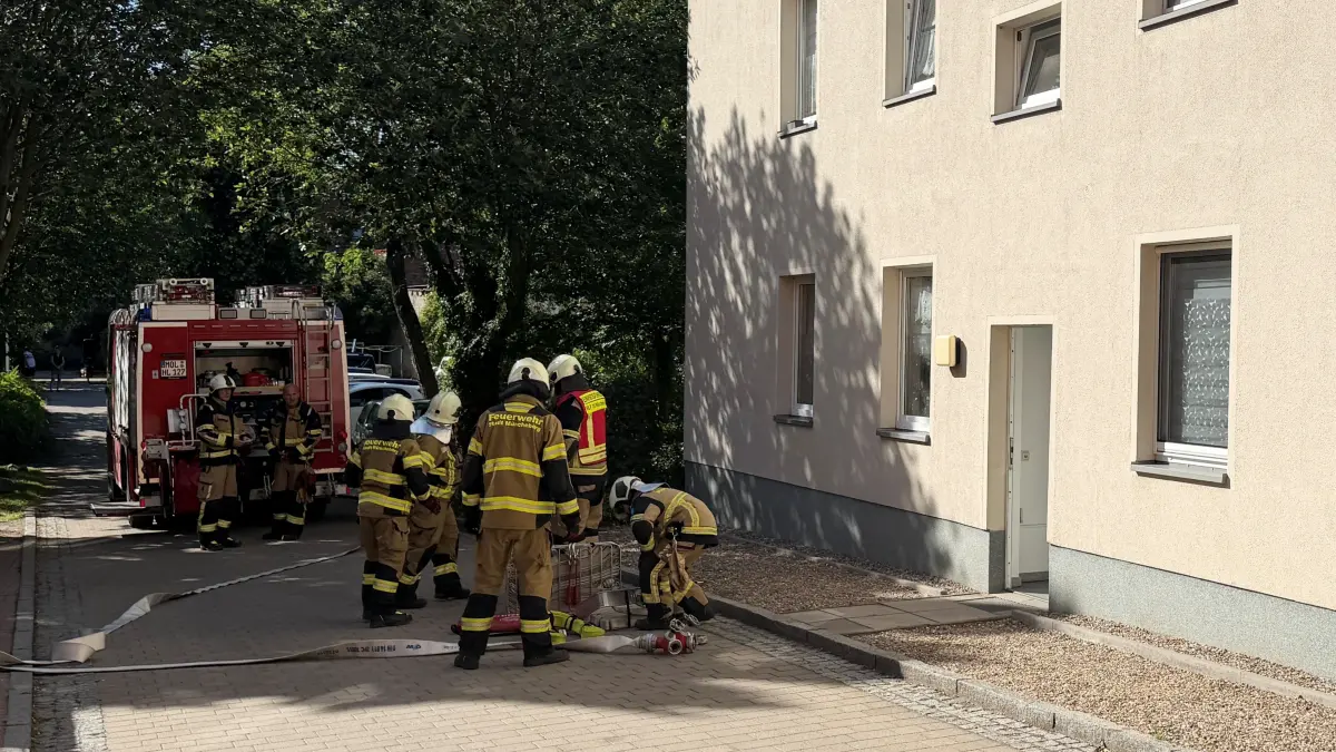 Da sich die Wohnung im Erdgeschoss befand und der Bewohner mit dem Schlüssel kam, konnten die Einsatzkräfte diese schnell erreichen.
