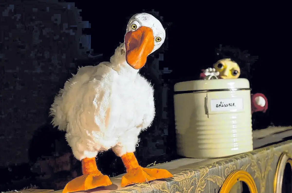 Mit „Die Weihnachtsgans Auguste“ bringt das freie Berliner Puppentheater artisanen am 29. November auf der Burg Storkow eine turbulente und warmherzige Weihnachtsgeschichte frei nach Friedrich Wolf auf die Bühne – ein adventlicher Theaternachmittag für Kinder ab vier Jahren und ihre Familien.