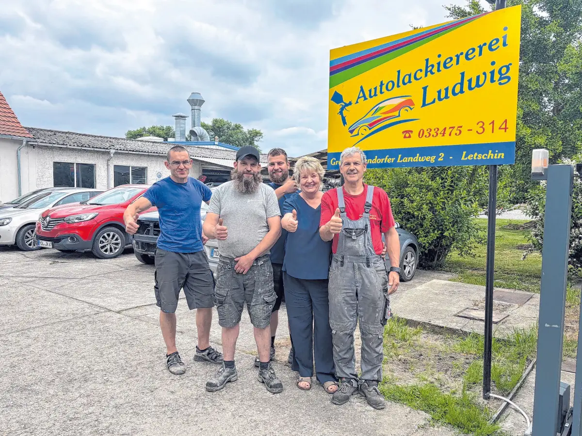 Trotz herausfordernder Zeiten immer optimistisch: das Team der Autolackiererei Ludwig in Letschin - v.r. Chef Lutz-Mario Ludwig, Petra Ludwig, Alexander Liebe, Stephan Ludwig und Krzysztof Martynowicz.