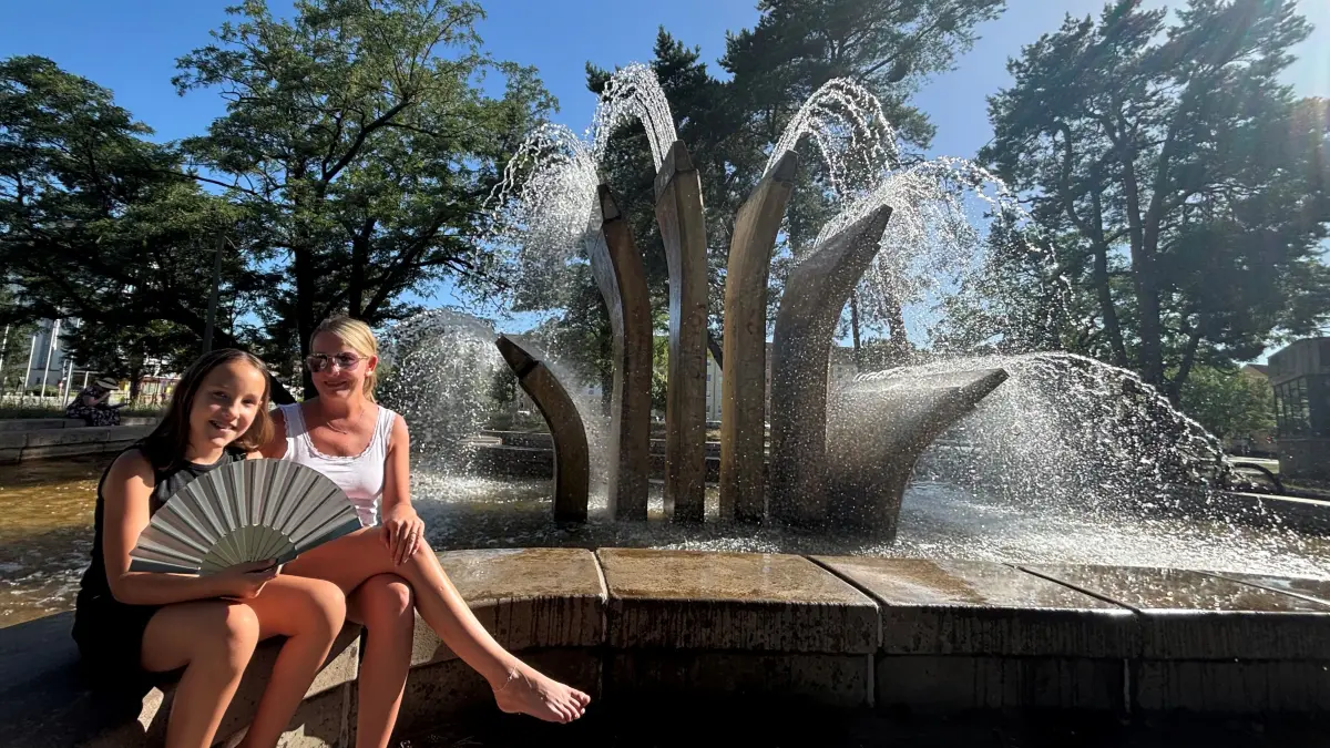 Lea und Mama am 26.6.2026 am Denver-Brunnen in Eisenhüttenstadt