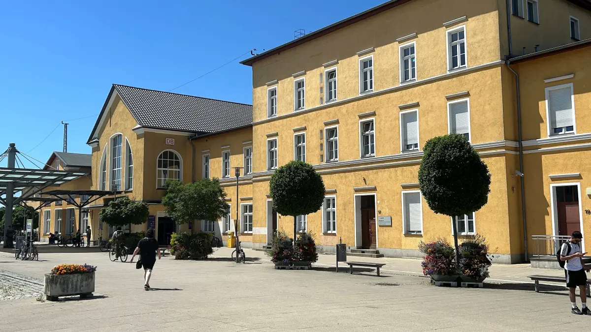 Bahnhof in Eberswalde: Wer seine Zugtickets lieber nicht am Automaten kauft, hat ein großes Problem: Die Reiseagentur im Gebäude ist fürs Erste geschlossen.