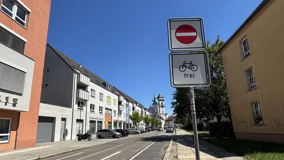 Blick in die Fürstenwalder Rathausstraße in Richtung Altes Rathaus und Dom: Noch rollt hier der Verkehr, doch während des Fürstenwalder Stadtfestes (3. bis 5. Juli) wird die Einkaufsstraße wieder zur Feiermeile für Fußgänger. Doch nicht nur hier wird für den Verkehr gesperrt. Wann der Festaufbau beginnt und wie es um die Sicherheit beim Fest steht.