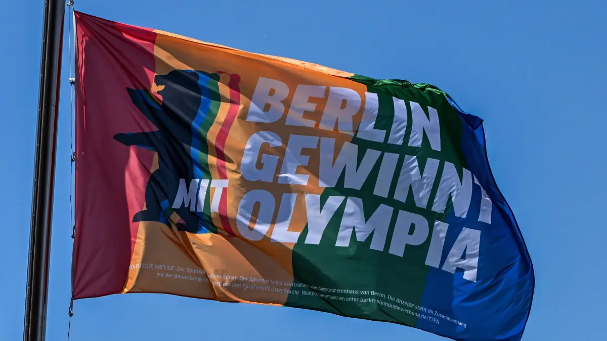 Olympia-Flagge weht vor dem Roten Rathaus