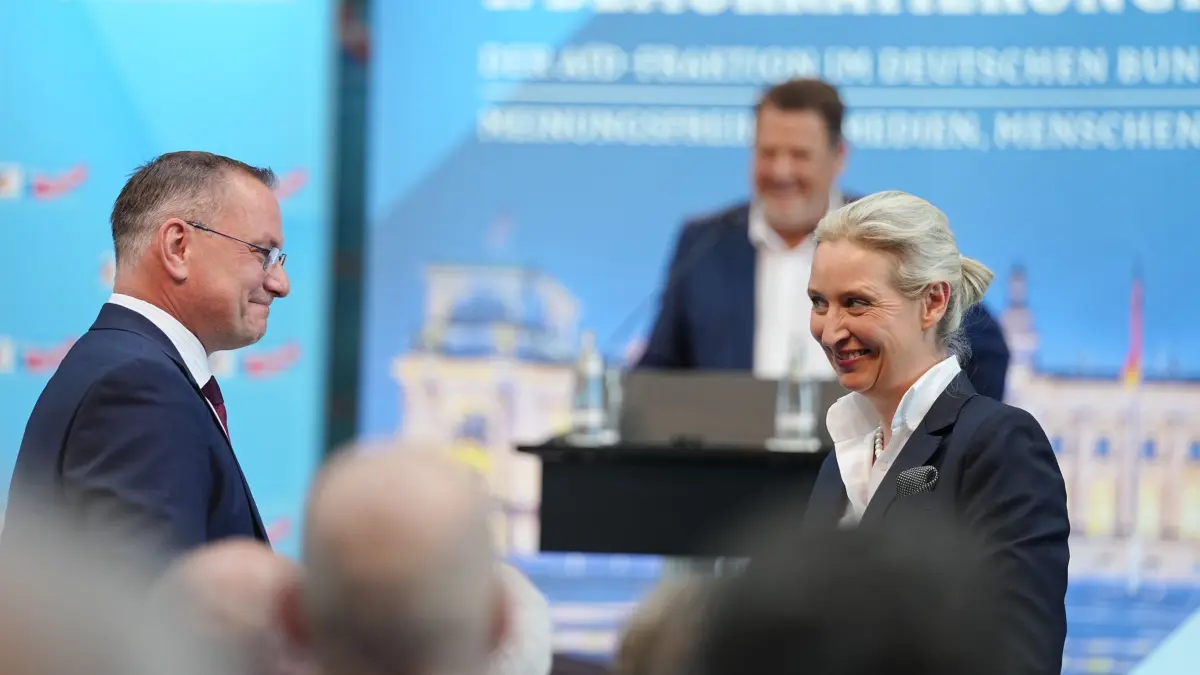 AfD-Bundestagsfraktion lädt zu „1. Demokratiekongress“: 26.06.2026, Berlin: Alice Weidel (l), Fraktions- und Bundesvorsitzende der AfD, und Tino Chrupalla, AfD-Bundes- und Fraktionsvorsitzender lächeln sich bei der Eröffnung des "1. Demokratiekongresses" der AfD-Bundestagsfraktion an. Das Treffen im Paul-Löbe-Haus dauert zwei Tage. Foto: Kay Nietfeld/dpa +++ dpa-Bildfunk +++