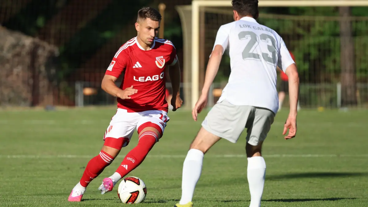 Fussball Testspiel 2026/2027 SV Lok Calau - FC Energie Cottbus: 17 Julian Guttau (Energie Cottbus, l.)