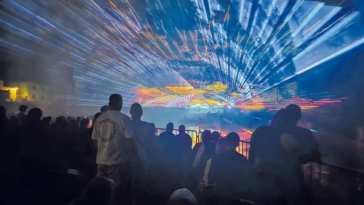 Eine Lasershow mit Feuerwerk beschließt am Sonntagabend das Fest.