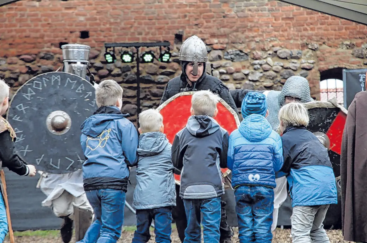 Beim mittelalterlichen Wollmarkt wird die Burg Beeskow am 10. und 11. Oktober wieder zur herbstlichen Bühne für Handwerk, Markttreiben und mittelalterlichem Flair.