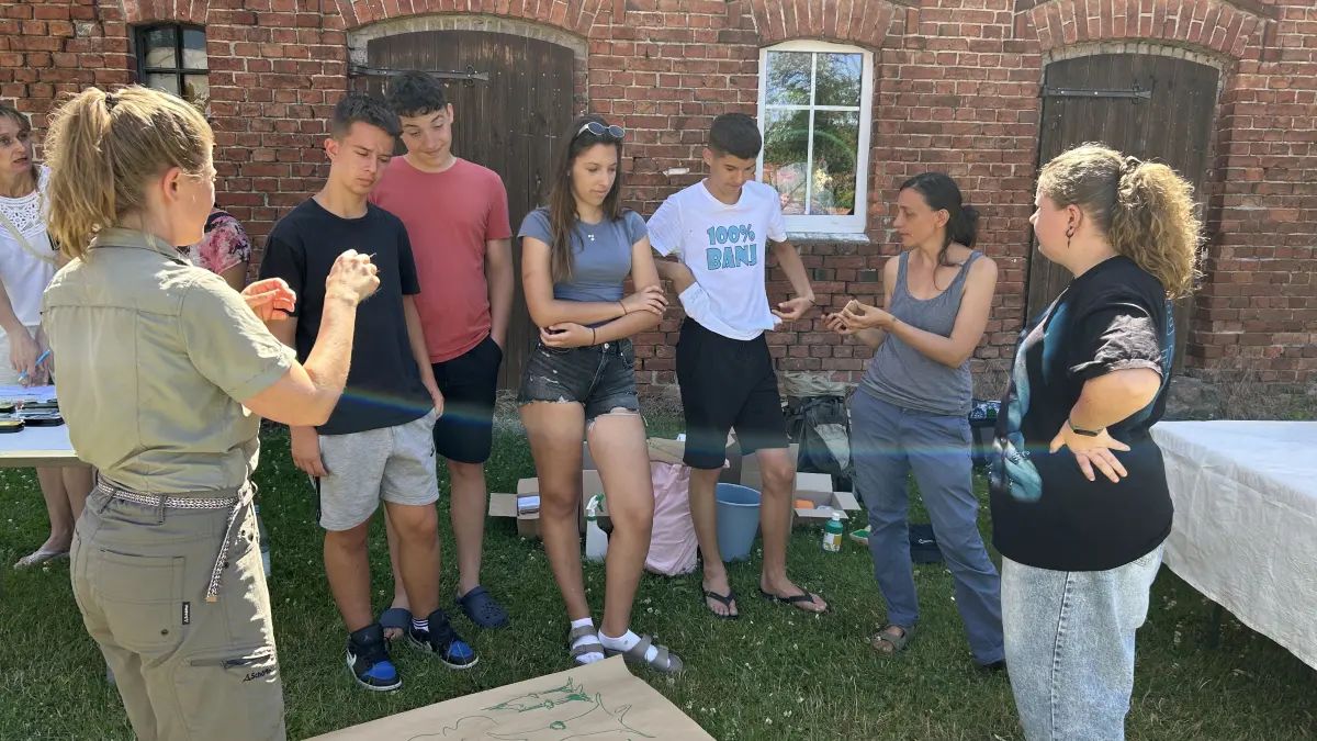 Eine Gruppe von Jugendlichen aus Kroatien und Angermünde treffen sich in Altkünkendorf. Was machen die Gruppen dort?